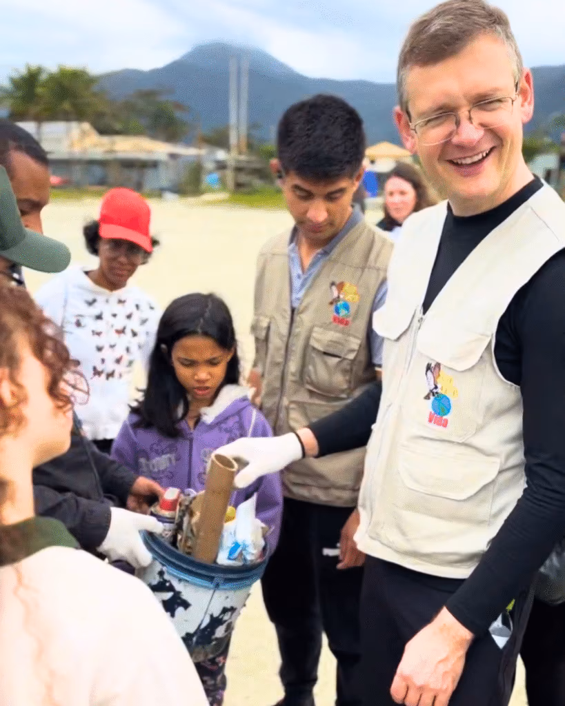 Jovens e voluntários em ação ambiental da Asoprovida